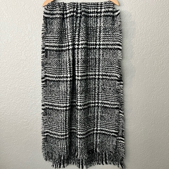 Express Black and White knit Scarf plush soft - Picture 2 of 4